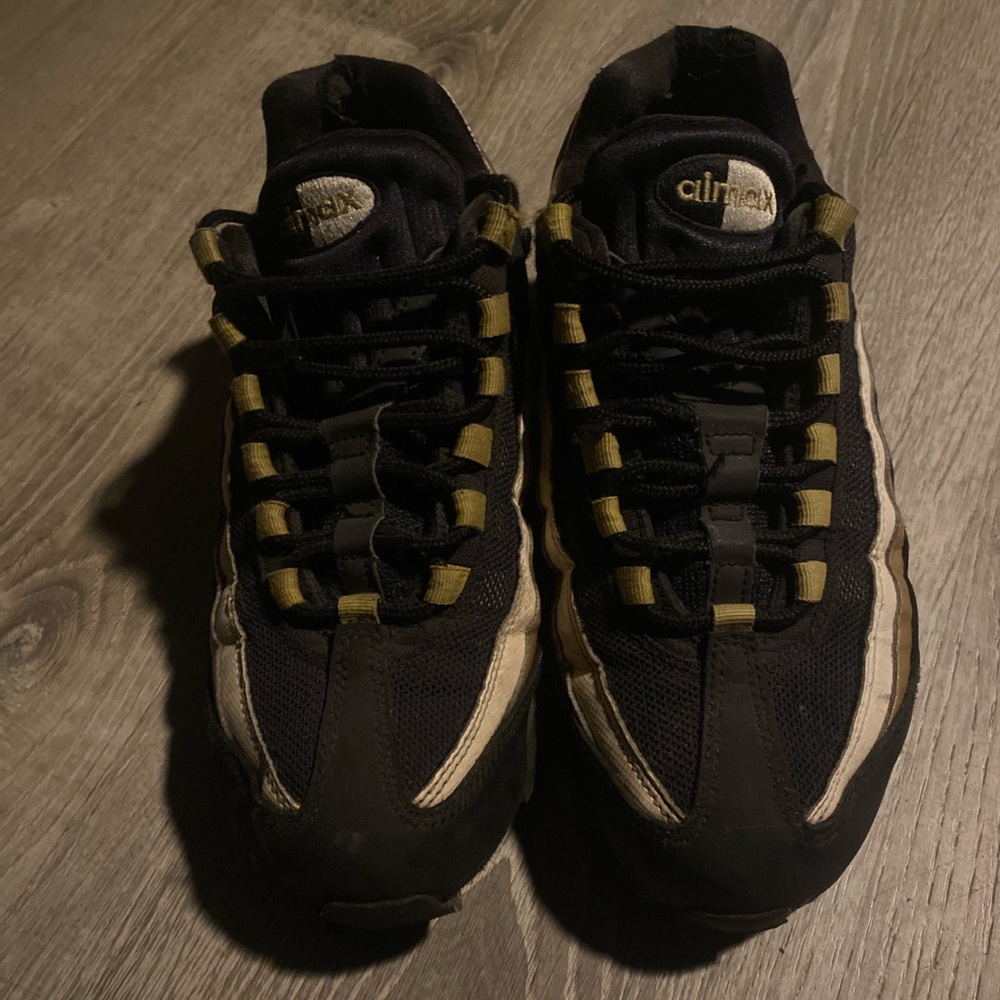 nike air max 95 OG black and gold size 7 in men’s size 9 in women’s